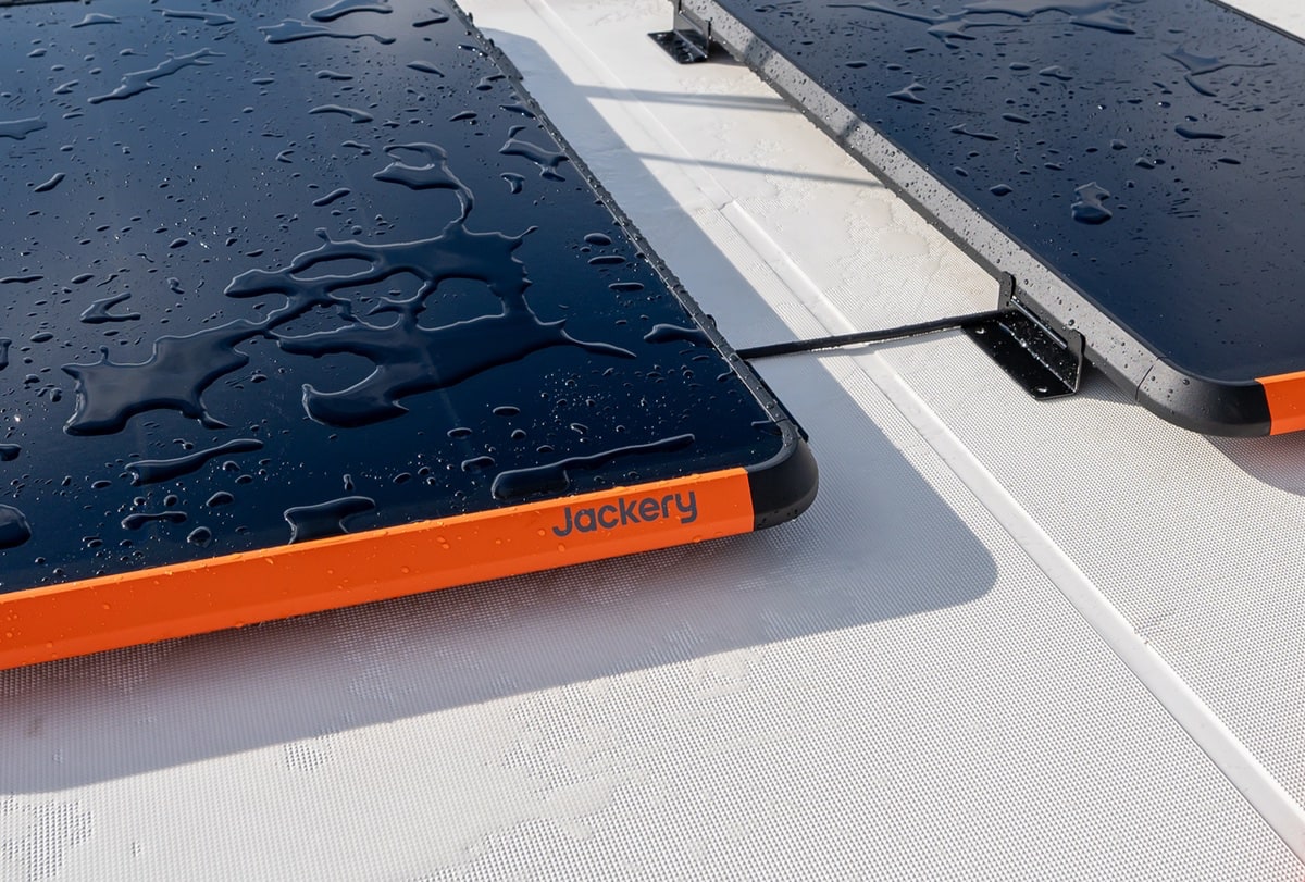 Jackery mit Solarziegeln und Solarpanels fürs Wohnmobil